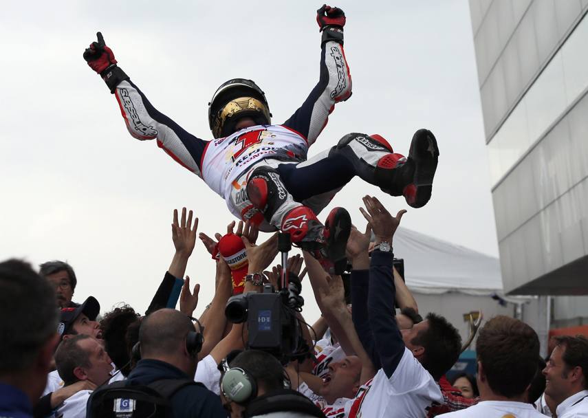 Marquez festeggiato ai box. Reuters